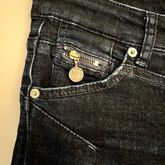 MAC Rich Jeans crop style with gold side zipper. - Picture 3 of 10